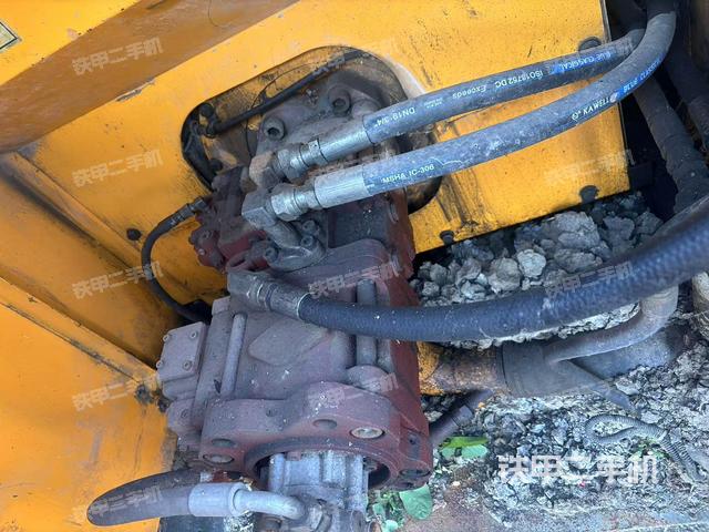 液壓泵艙室正面整體(整機外觀) 液壓泵艙室正面整體(整機外觀)