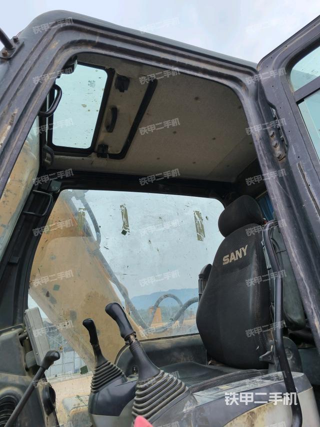 行走控制手柄和踏板?俯拍（駕駛室部分）