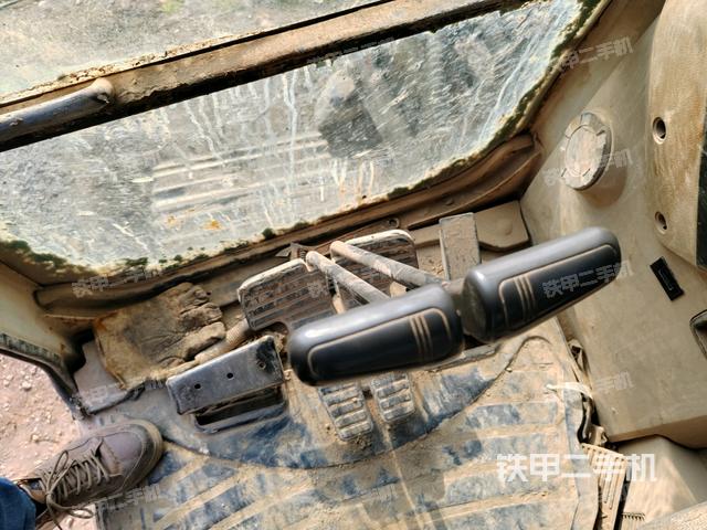 行走控制手柄和踏板?俯拍（駕駛室部分）