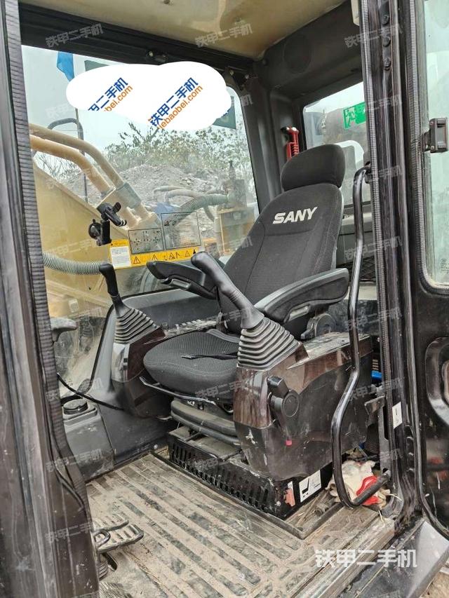 座椅右側(cè)控制臺(tái)/鑰匙門/油門/含右手柄（駕駛室部分）