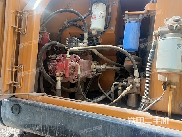 液压泵舱室正面整体（整机外观）