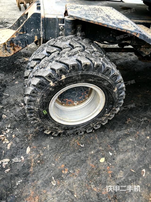 右驅(qū)動輪（行走機構(gòu)）