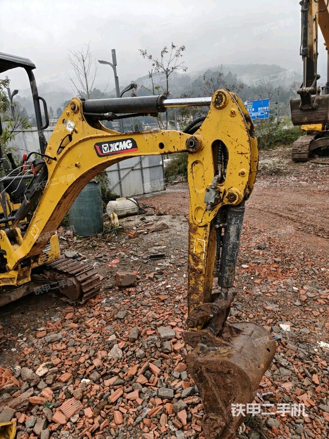 轉(zhuǎn)盤和下車架正前（工作和回轉(zhuǎn)裝置）