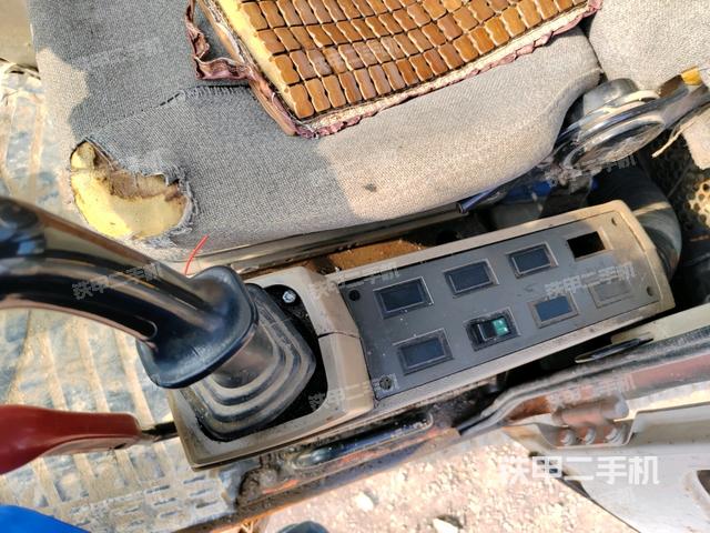 座椅左側(cè)控制臺/音響/含左手柄（駕駛室部分）