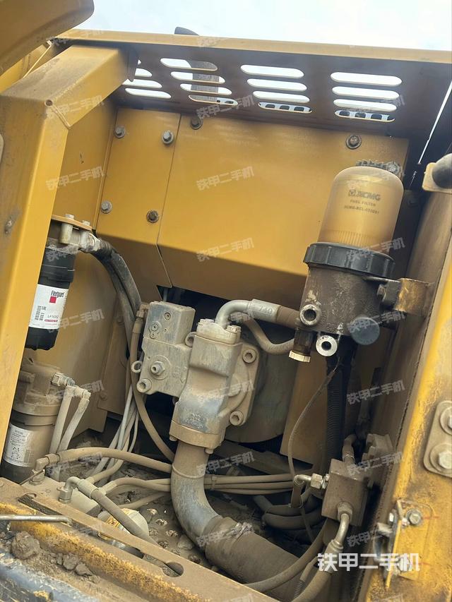 液壓泵艙室正面整體（整機外觀）