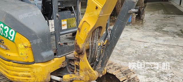 回转马达和主控阀（整机外观）