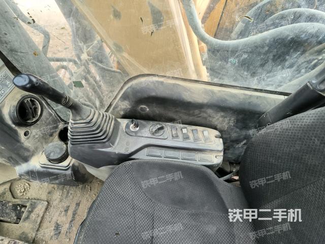 座椅右側控制臺/鑰匙門/油門/含右手柄（駕駛室部分）