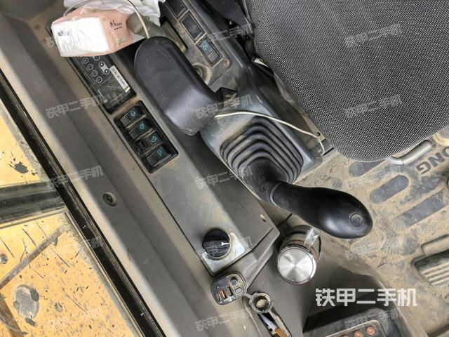 座椅右側(cè)控制臺/鑰匙門/油門/含右手柄(駕駛室部分) 座椅右側(cè)控制臺/鑰匙門/油門/含右手柄(駕駛室部分)