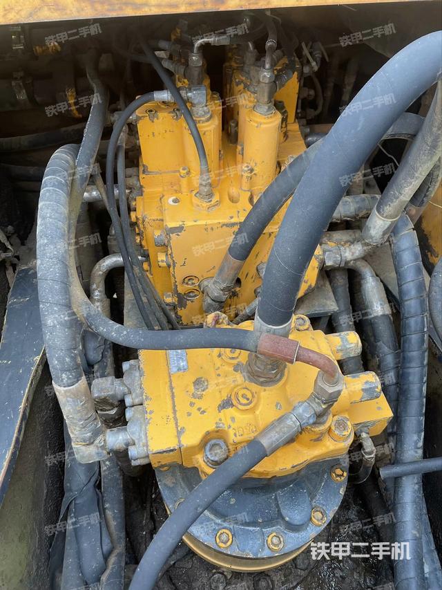 回转马达和主控阀（整机外观）