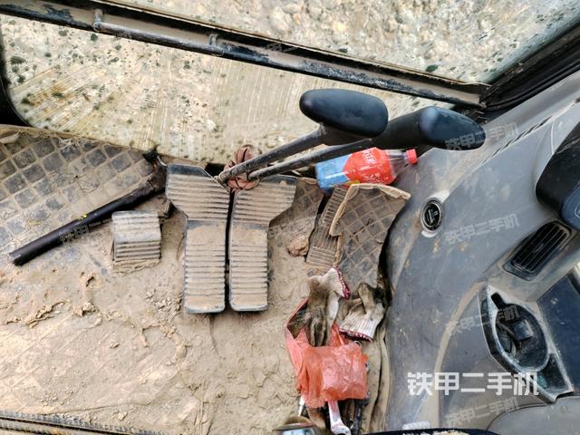 行走控制手柄和踏板?俯拍（駕駛室部分）