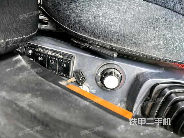 座椅右側(cè)控制臺/鑰匙門/油門/含右手柄（駕駛室部分）