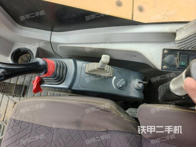 座椅右側(cè)控制臺/鑰匙門/油門/含右手柄（駕駛室部分）