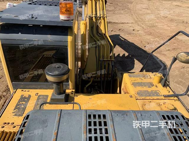 駕駛室頂部(整機(jī)外觀) 駕駛室頂部(整機(jī)外觀)