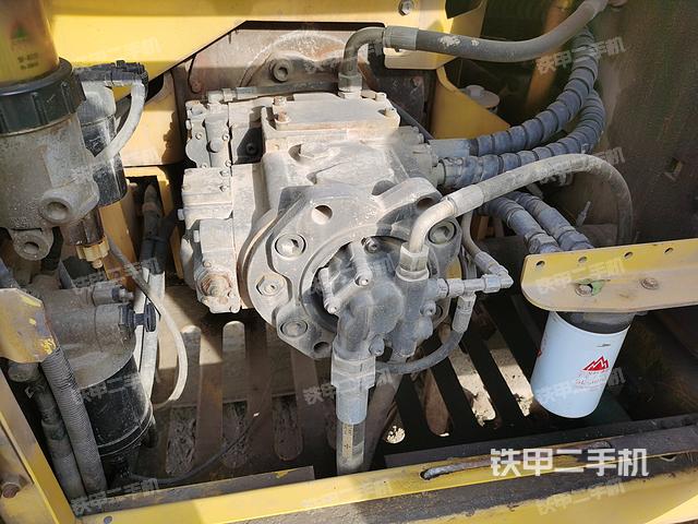 液压泵舱室正面整体（整机外观）