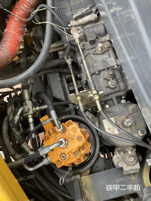 液壓泵艙室正面整體(整機(jī)外觀) 液壓泵艙室正面整體(整機(jī)外觀)