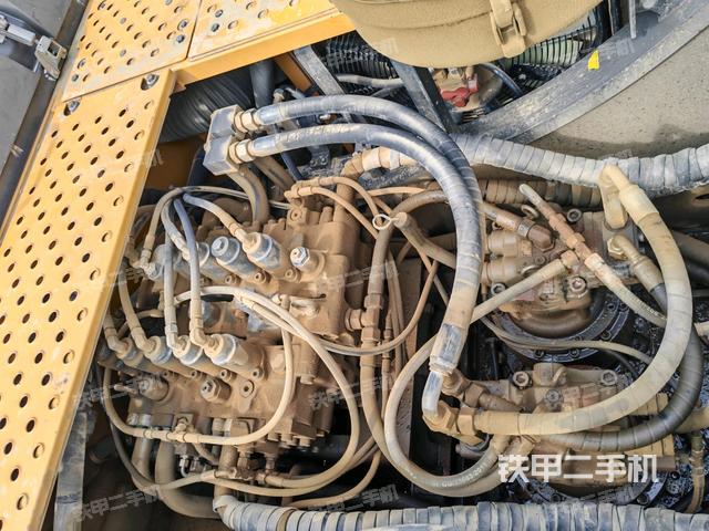 回轉(zhuǎn)馬達(dá)和主控閥（整機(jī)外觀）