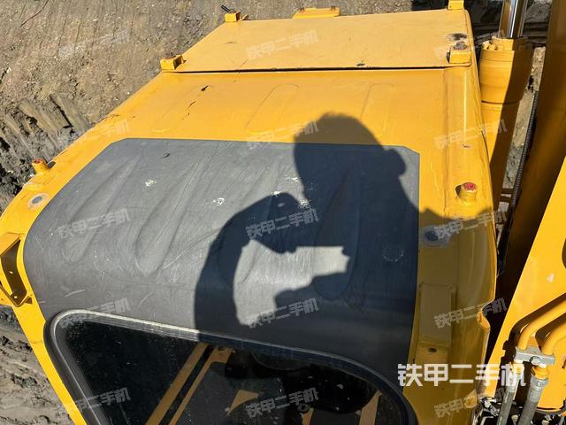駕駛室頂部(整機(jī)外觀) 駕駛室頂部(整機(jī)外觀)