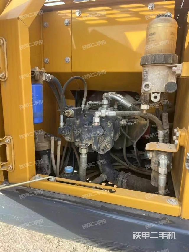 液壓泵艙室正面整體（整機(jī)外觀）