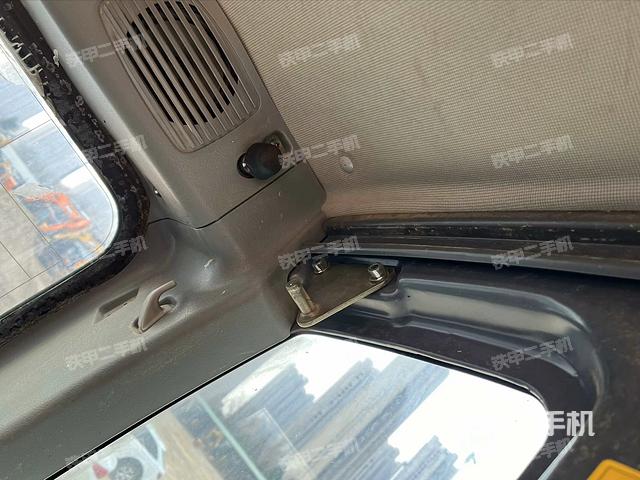 駕駛室頂部(整機(jī)外觀) 駕駛室頂部(整機(jī)外觀)