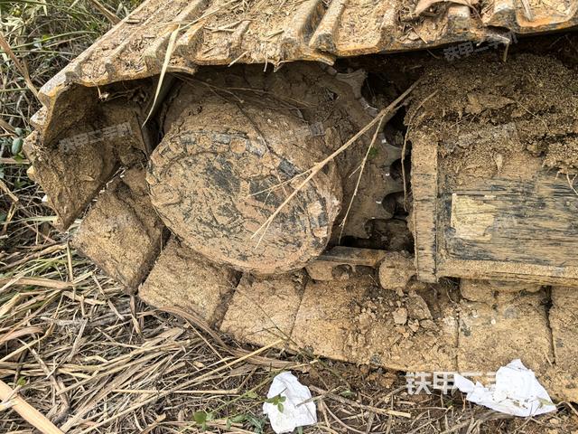 右驅(qū)動輪（行走機(jī)構(gòu)）