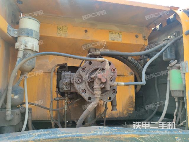 液壓泵艙室正面整體（整機外觀）