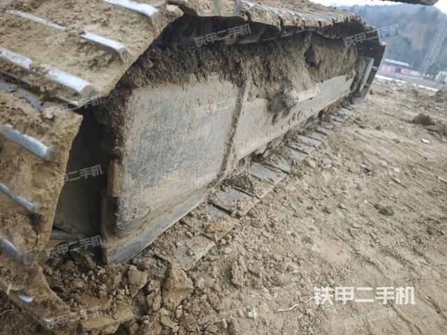 單側(cè)履帶整體(整機(jī)外觀) 單側(cè)履帶整體(整機(jī)外觀)