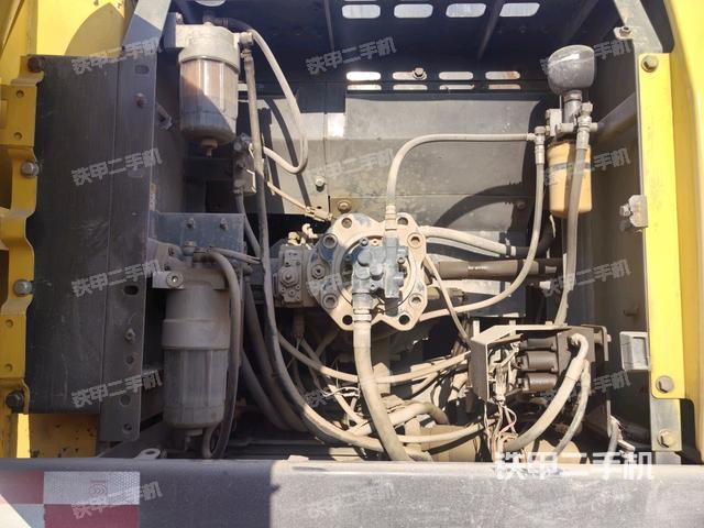 液壓泵艙室正面整體（整機外觀）