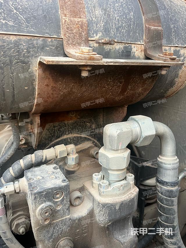 液壓泵艙室正面整體(整機外觀) 液壓泵艙室正面整體(整機外觀)