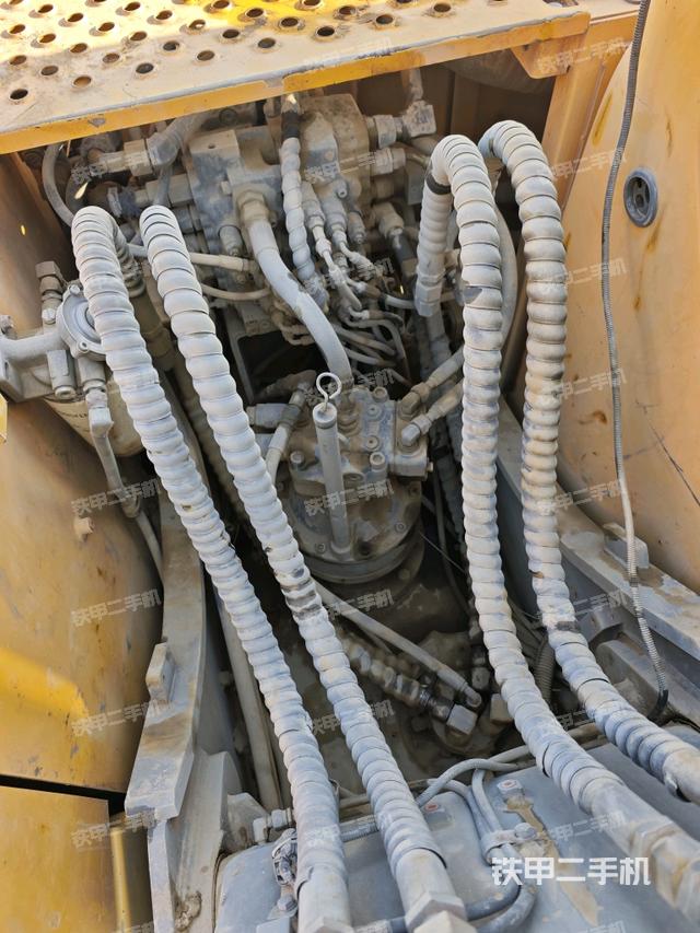 回轉(zhuǎn)馬達(dá)和主控閥（整機(jī)外觀）