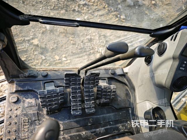 行走控制手柄和踏板?俯拍（駕駛室部分）