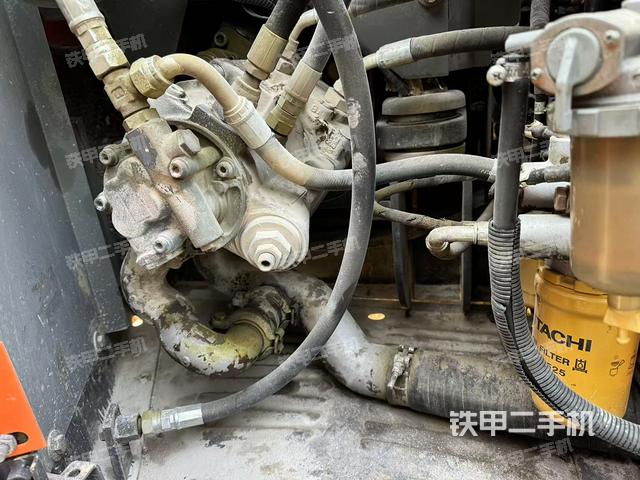 液壓泵艙室正面整體(整機外觀) 液壓泵艙室正面整體(整機外觀)