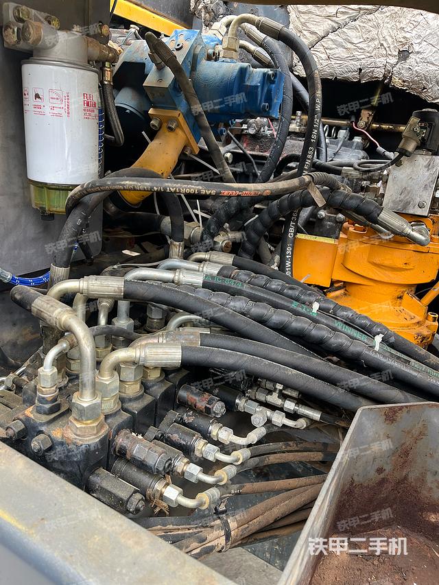 回转马达和主控阀（整机外观）