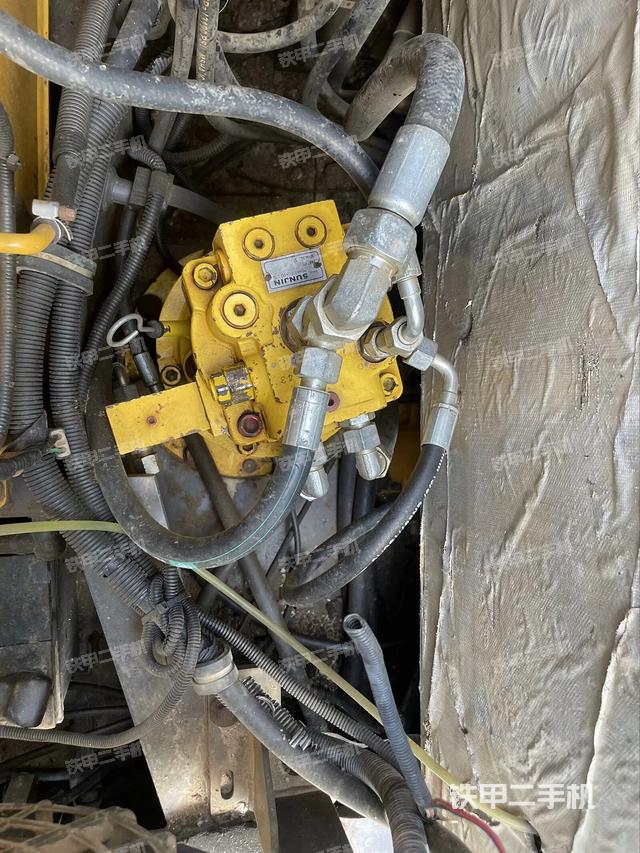 回转马达和主控阀（整机外观）