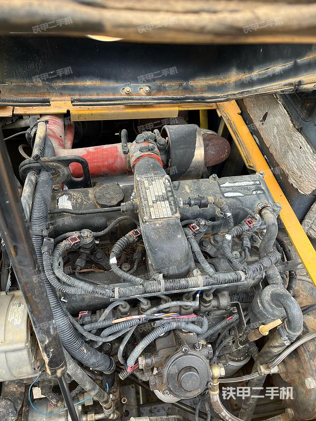 液压泵舱室正面整体（整机外观）