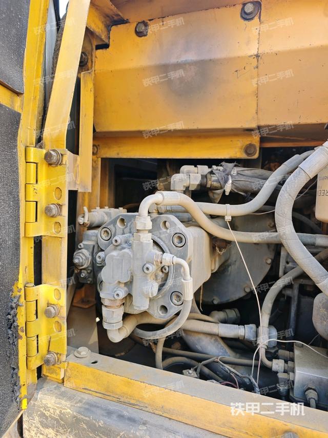 液壓泵艙室正面整體（整機(jī)外觀）