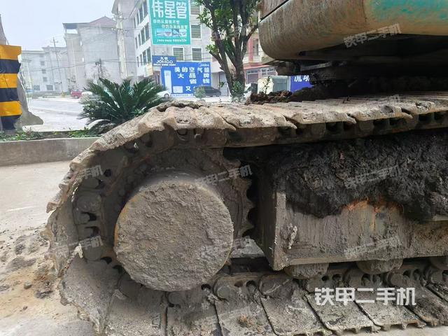 單側(cè)履帶整體(整機(jī)外觀) 單側(cè)履帶整體(整機(jī)外觀)