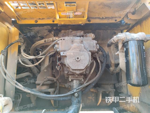液壓泵艙室正面整體(整機外觀) 液壓泵艙室正面整體(整機外觀)