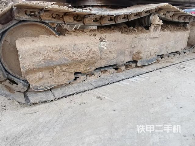 單側(cè)履帶整體(整機(jī)外觀) 單側(cè)履帶整體(整機(jī)外觀)