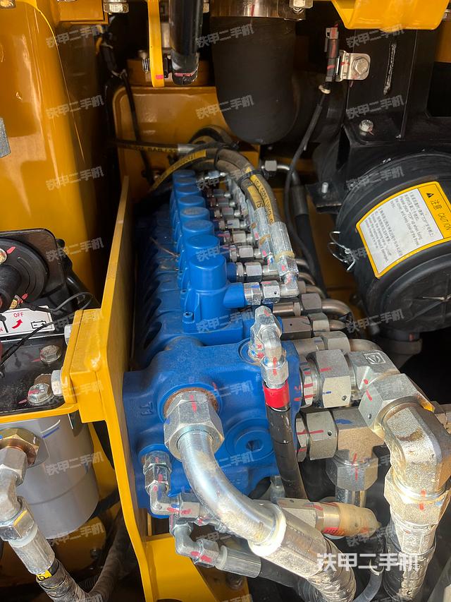 回轉(zhuǎn)馬達(dá)和主控閥（整機(jī)外觀）