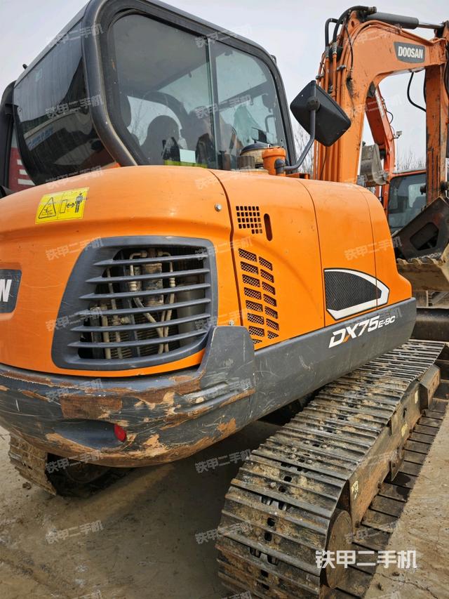 回轉(zhuǎn)馬達(dá)和主控閥（整機(jī)外觀）