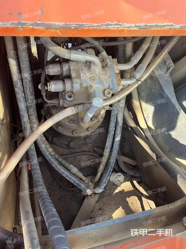 回轉(zhuǎn)馬達和主控閥(整機外觀) 回轉(zhuǎn)馬達和主控閥(整機外觀)