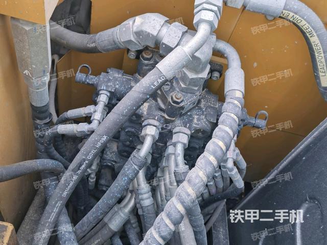 回轉(zhuǎn)馬達(dá)和主控閥（整機(jī)外觀）