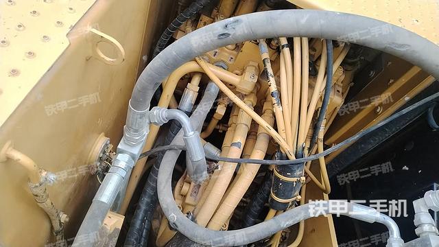 回轉(zhuǎn)馬達(dá)和主控閥（整機(jī)外觀）