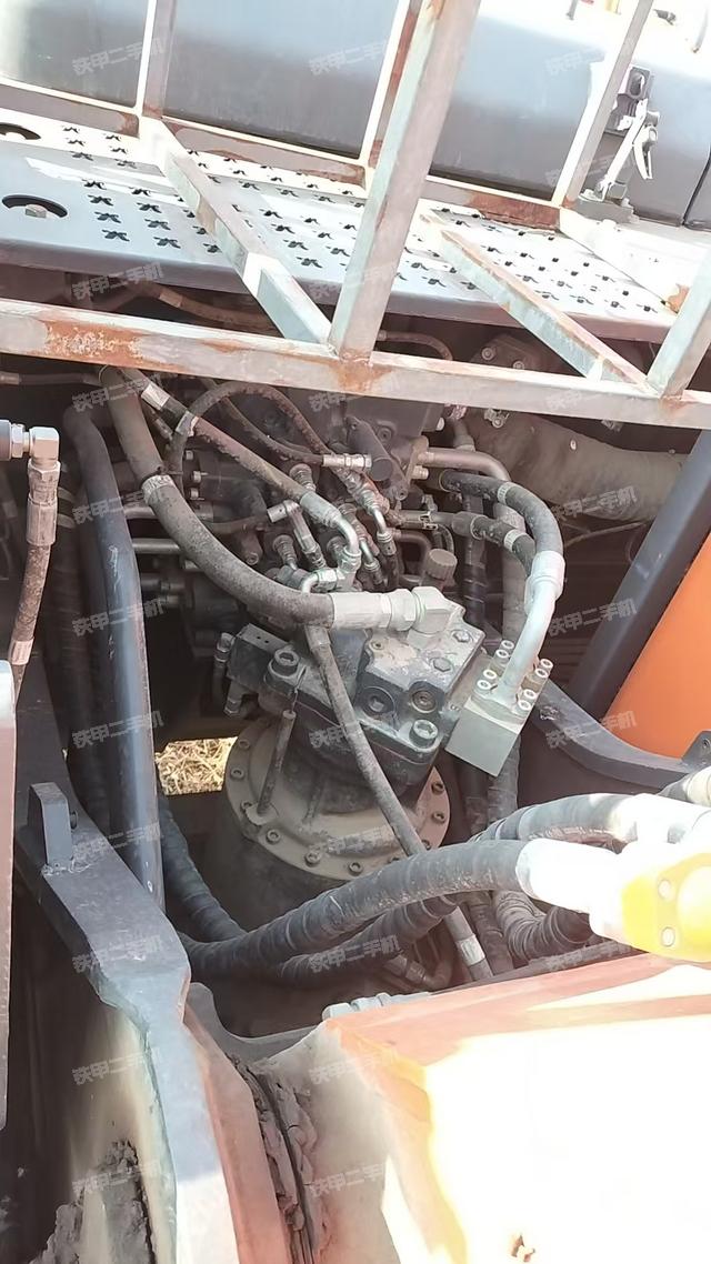 回轉(zhuǎn)馬達(dá)和主控閥（整機外觀）