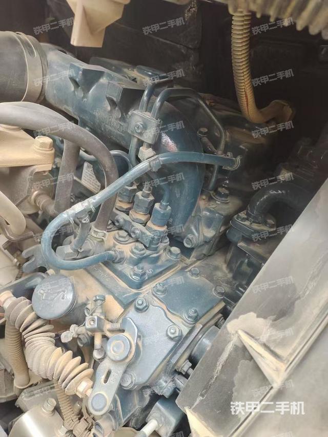 液压泵舱室正面整体（整机外观）