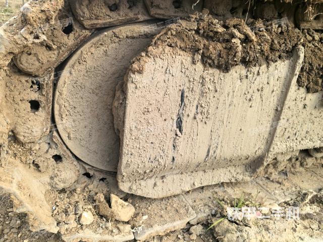 左驅(qū)動輪（行走機構(gòu)）