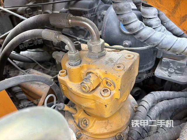 液壓泵艙室正面整體(整機外觀) 液壓泵艙室正面整體(整機外觀)