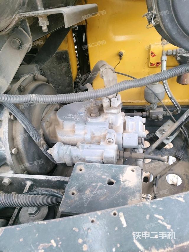 液壓泵艙室正面整體(整機(jī)外觀) 液壓泵艙室正面整體(整機(jī)外觀)