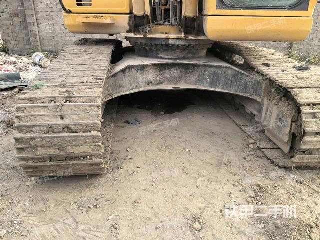 轉(zhuǎn)盤(pán)和下車架正前（工作和回轉(zhuǎn)裝置）