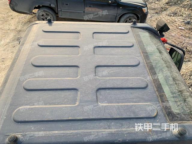 駕駛室頂部(整機(jī)外觀) 駕駛室頂部(整機(jī)外觀)